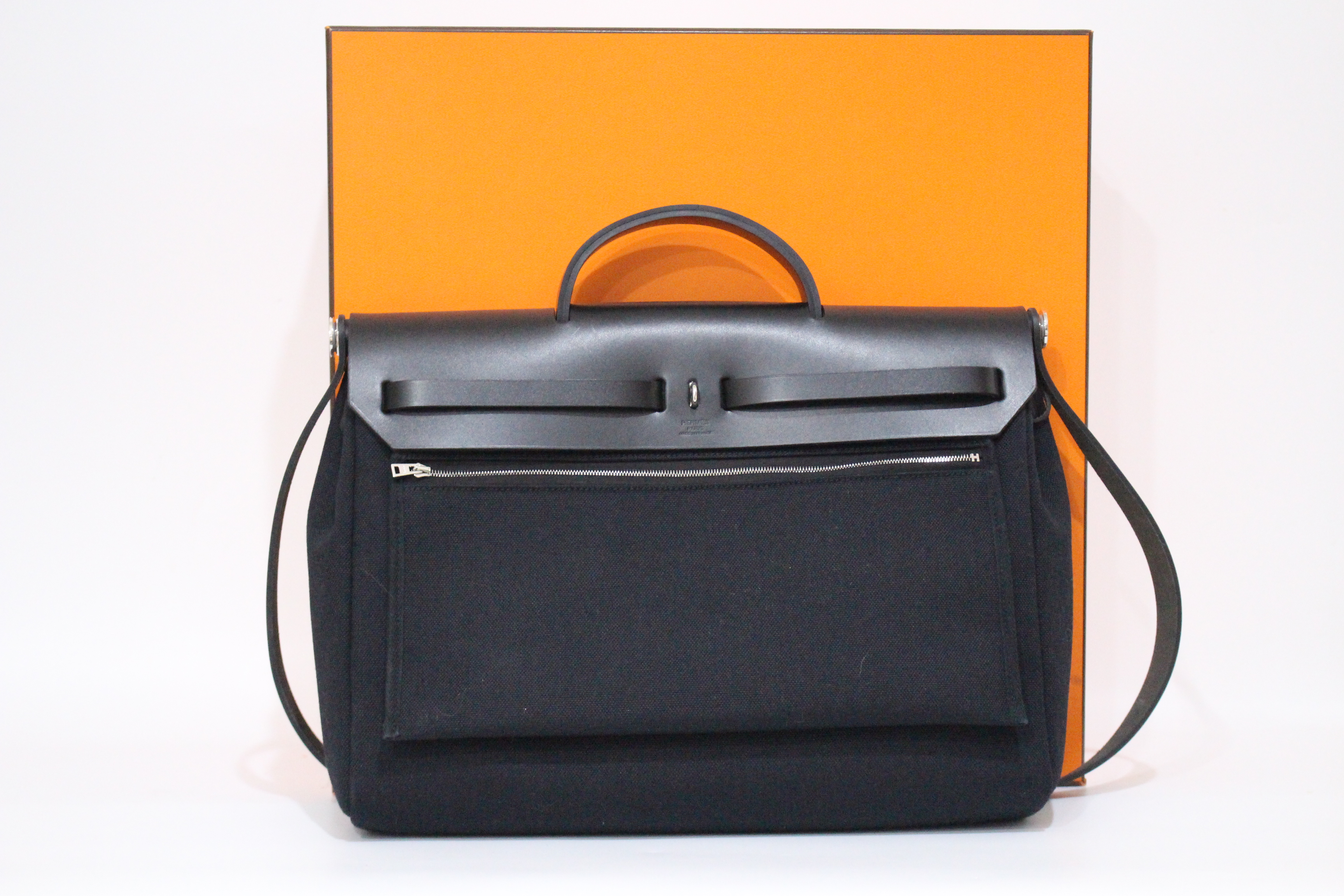 에르메스 에르백 /남여 공용 가능/ 수납 넉넉하여 캐쥬얼하게 착장에 어울리는 데일리백입니다./블랙/ FRANCE 	패브릭 넓이(cm)	35.5 높이(cm)	26 폭(cm)	9 끈높이(cm)